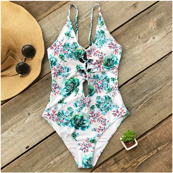Cupshe One Piece Swimsuit L Lace Up Keyhole Blue Roses Flower Vacation NEW - Picture 10 of 10